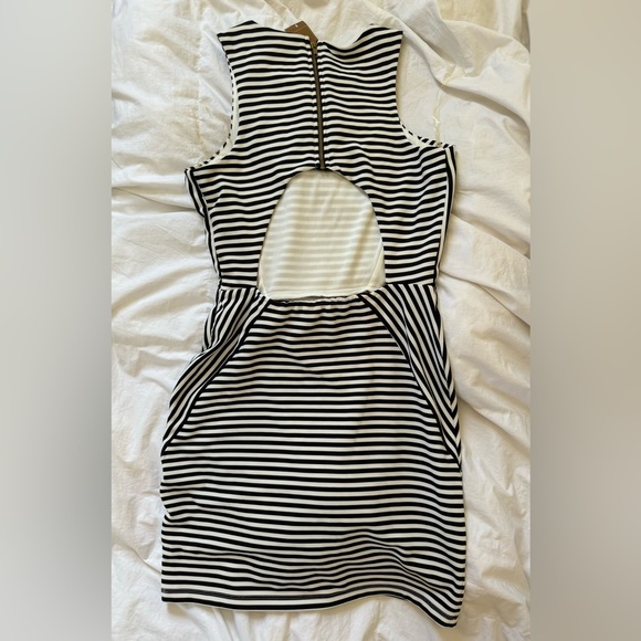 NWT Francesca’s B&W Striped Shift Dress, Size Large - Picture 4 of 11